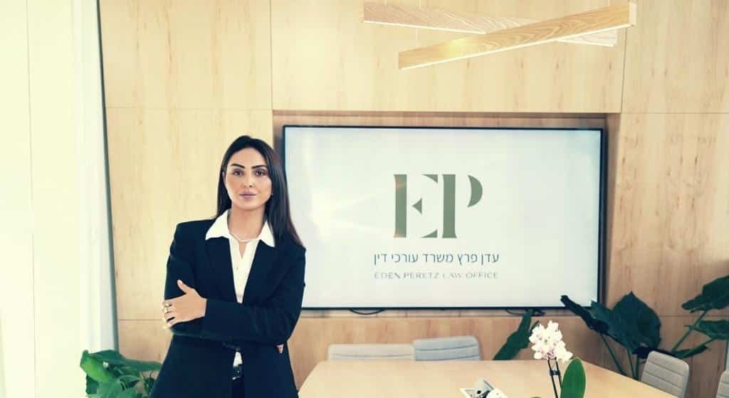 עורכת הדין עדן פרץ בפגישת ייעוץ בנושא ייפוי כוח מתמשך